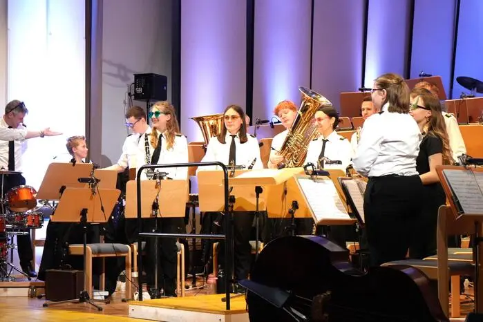 Für frischen Wind sorgte das Jugendblasorchester unter Kpm.-Stv. Maria Duschek mit „Smoke on the Water“ und „Gold Heart“.