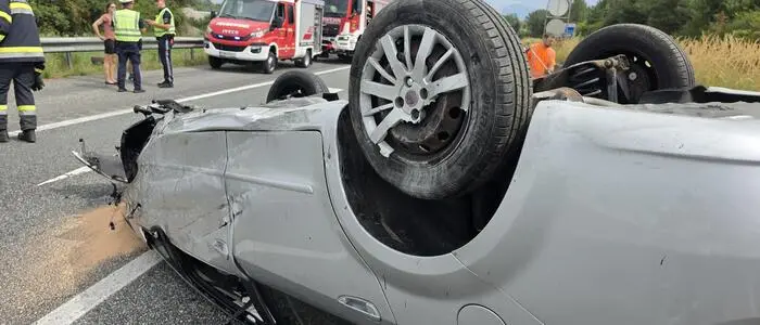 Der Wagen kam auf dem Dach zum Liegen