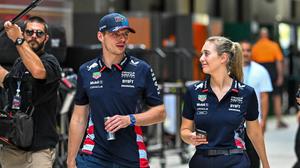 Max Verstappen geht mit einer Red-Bull-Kollegin durch die Boxengasse in Miami
