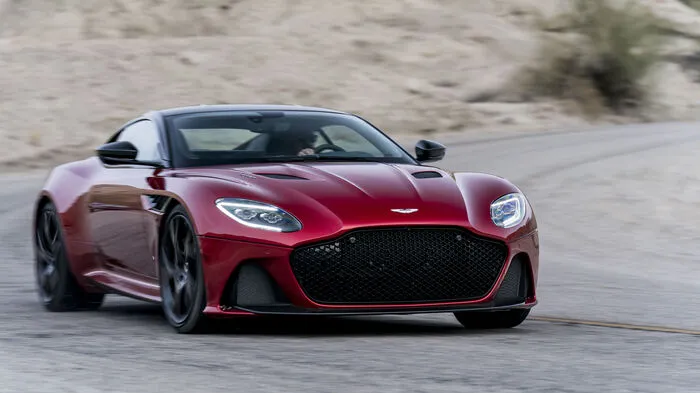 Der Vanquish ist Geschichte – es lebe der DBS Superleggera. Ja, bei dieser Bezeichnung hat Aston Martin gleich zweimal ins Familiensilber gegriffen: Der DBS kam erstmals 1967 auf den Markt und trägt die berühmten Initialen des Langzeitbesitzers David Brown im Namen.