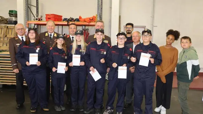 Anlässlich der Feier zum 50-jährigen Bestandsjubiläum der Feldbacher Jugendfeuerwehr wurde den Teilnehmern am Bereichsfeuerwehrjugendlager 2025 das „Deutsche Sportabzeichen“ überreicht