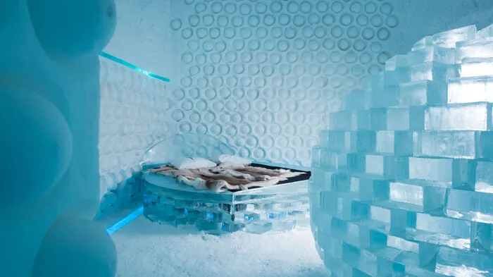 Eingebettet zwischen den zahlreichen Seen Nordschwedens und mehr als 160 Kilometer vom nördlichen Polarkreis entfernt, liegt das Icehotel in Jukkasjärvi. Jeden Winter wird es aufs Neue vollständig aus Schnee und Eis aufgebaut und die Zimmer mit handgeschnitzten Eismöbeln von internationalen Künstlern individuell ausgestattet.