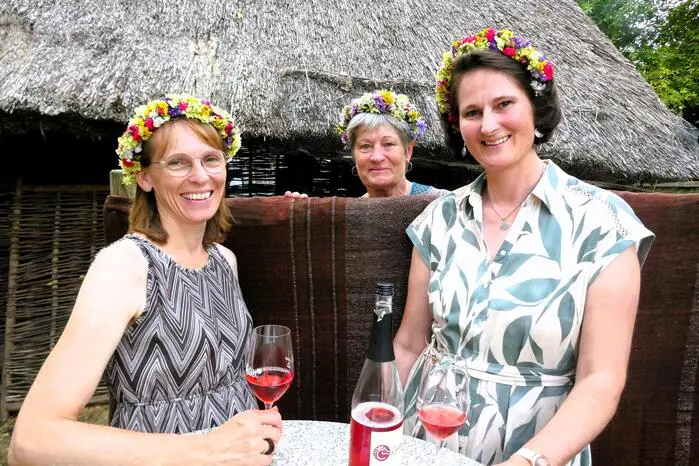 Rund 250 begeisterte Besucherinnen und Besucher lockten sie aus vielen Teilen der Steiermark an. Auf sie wartete ein Markt voll keltischem Kunsthandwerk sowie Melodien und Klänge der bekannten Kultband „Quea Ummi“. Hervorragend war das kulinarische Angebot mit Aufstrichbroten, Römerwein, Keltenbier und Säften aus der Region. 