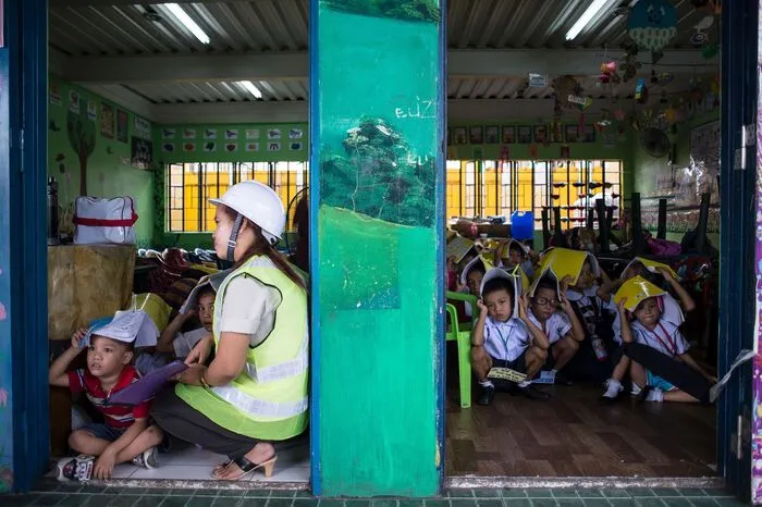 Die Schülerinnen und Schüler bleiben in der Klasse - oft ist es dort auch sicherer als auf offener Straße. Schwere Möbel wie Tische oder Kästen können Sicherheit gewähren.