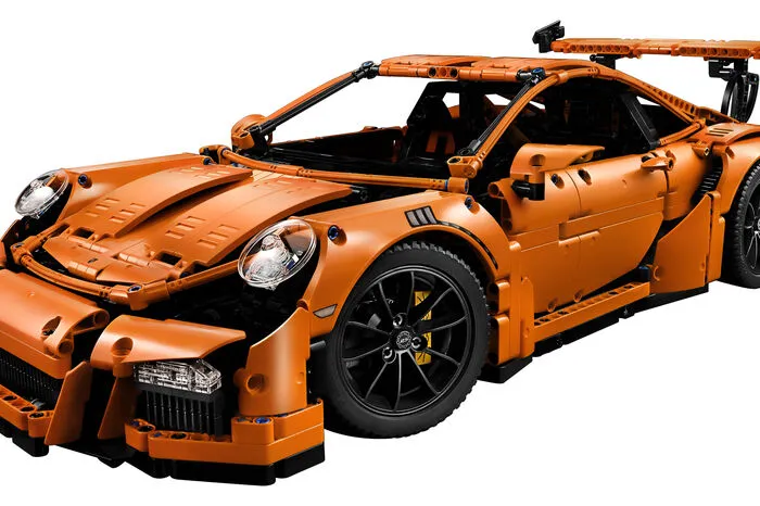 2704 Teile braucht es beim Porsche 911 in der GT3-RS-Version zum Glück. 