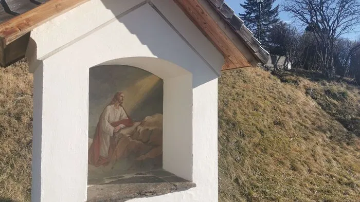 Eine der 14 Kreuzwegstationen in St. Stefan/Gail. Die Stationen wurden 1766 von den Bauern der Pfarre errichtet. Erst waren es einfache Holzkreuze, 1884 wurden die gemauerten Stationen gebaut. 2014, 2015 und 2019 wurde das gesamte Ensemble restauriert.