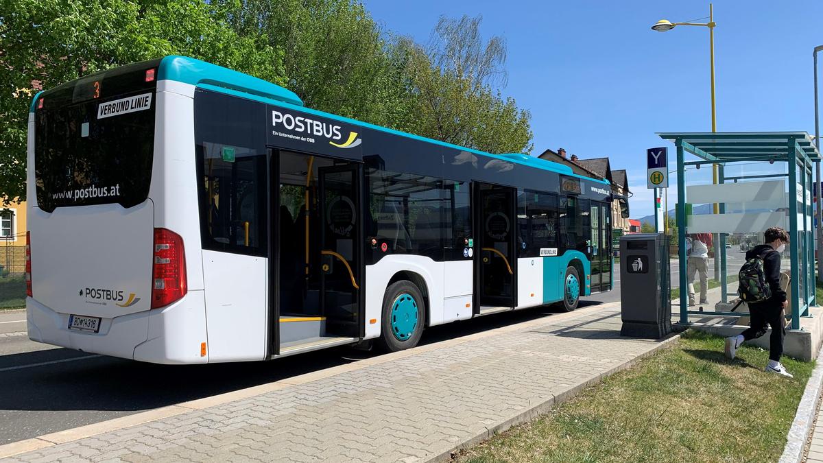 Aichfeldbus bei der Haltestelle in der Hauptstraße Zeltweg