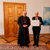 Diözesanbischof Wilhelm Krautwaschl hat Franz Küberl den Gregoriusorden überreicht