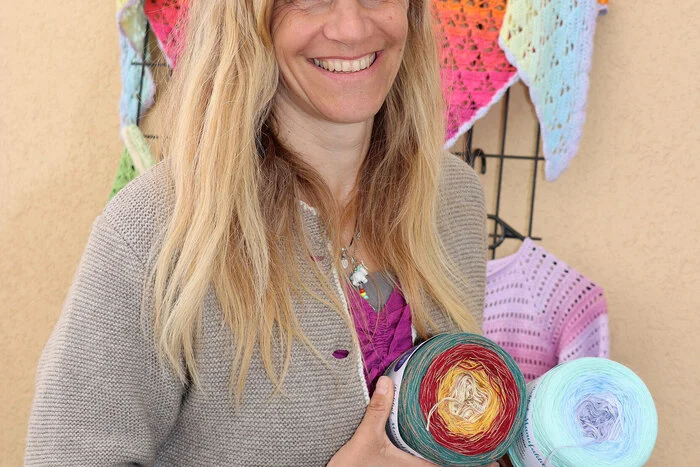 Bei der "Bobbel Manufaktur" von Stefanie Huber finden Sie selbsthergestellte Farbverlaufwolle sogenannte Bobbelwolle.