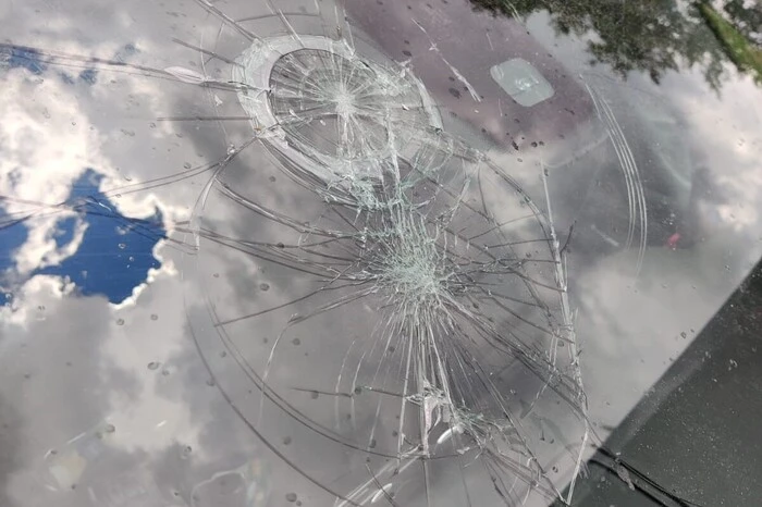 Selbst unter speziellen Hageldecken für Pkw wurden am Freitag in der Oststeiermark Autoscheiben vom Hagel demoliert