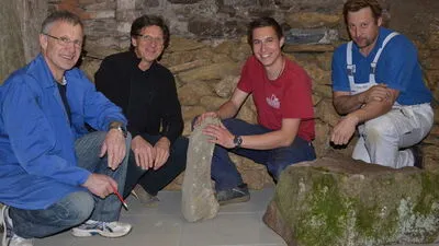 Hubert Nistelberger, Erich Brandl, Paul Steinbauer und Karl Fetz (v. li.) suchen bei Anger nach unterirdischen Gängen