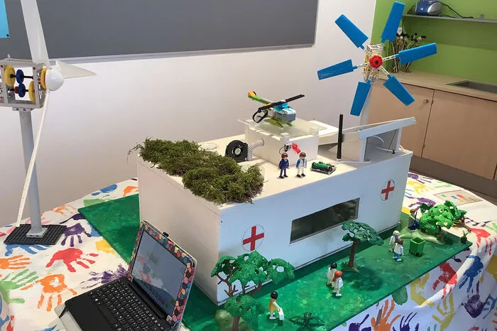 ... tatkräftige Unterstützung beim Bau erhielten die Kinder vom Schulwart