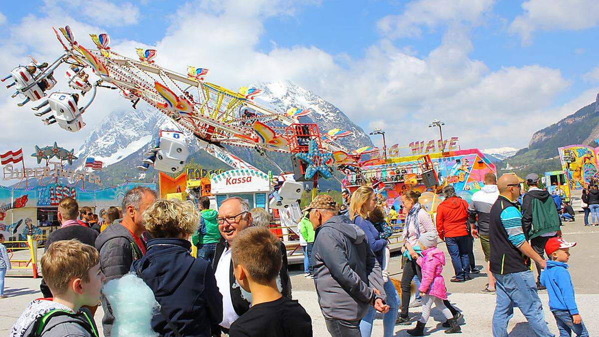 Kaiserwetter am Staatsfeiertag für den Jubiläums-Kirtag in Irdning. Am Grimming lag allerdings eine Schicht Neuschnee von den vergangenen Tagen