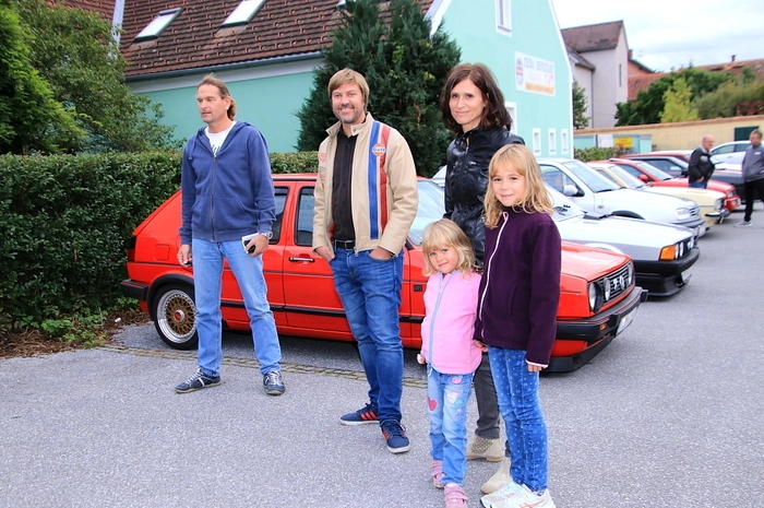 Fahrzeugbesitzer und Schaulustige nutzen die Gelegenheit zum Staunen und zum Fachsimpeln.