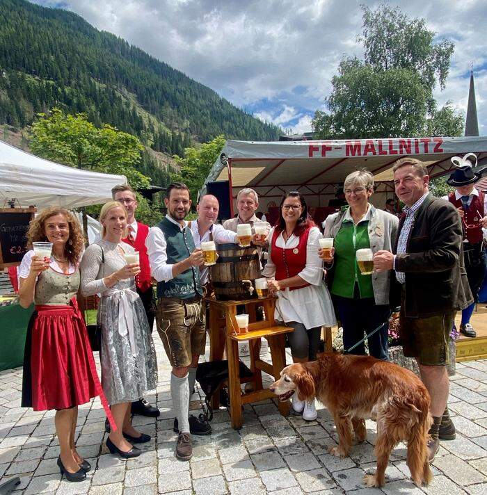 Beim Bieranstich des von der Gemeinde Mallnitz organisierten Nationalparkfests wurde auch auf die neue Lok angestoßen