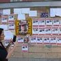Plakatwand mit Namen und Gesichtern israelischer Geiseln in Tel Aviv.