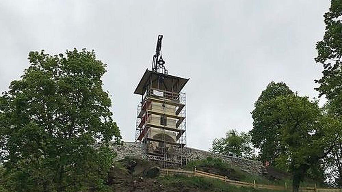Der Felsen unterhalb des Turms wurde vegetationsfrei gemacht. Felstechniker stabilisierten ihn, teilweise mit Beton 