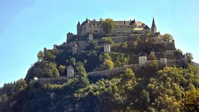 Das Bild zeigt die Burg Hochosterwitz mit dem langen Burgweg