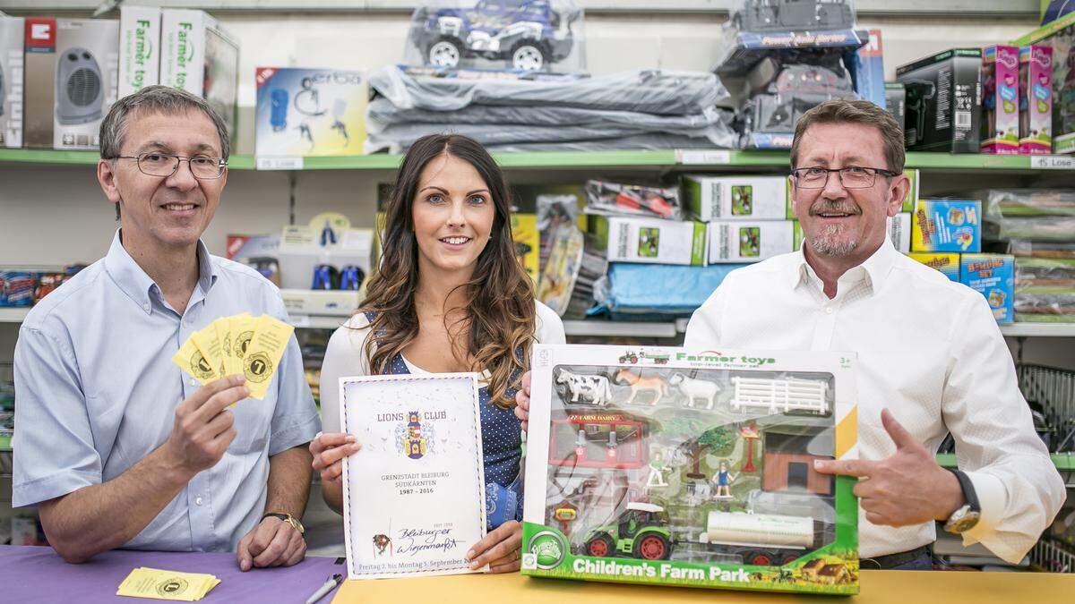 Hermann Klokar (links) und Branko Perč mit Karin  Jessernig am 623. Bleiburger Wiesenmarkt im September 2016