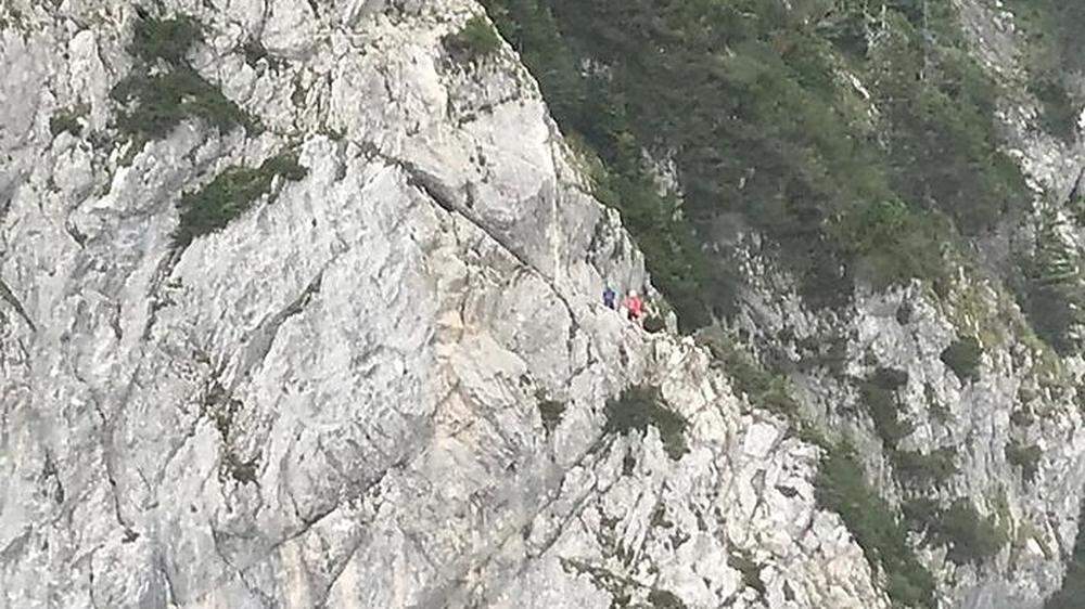Die Crew des Polizeihubschraubers rettete am Freitag zwei in Not geratene Bergsteiger aus Graz (28, 32) bei widrigsten Wetterbedingungen mittels Tau vom Pfaffenstein 