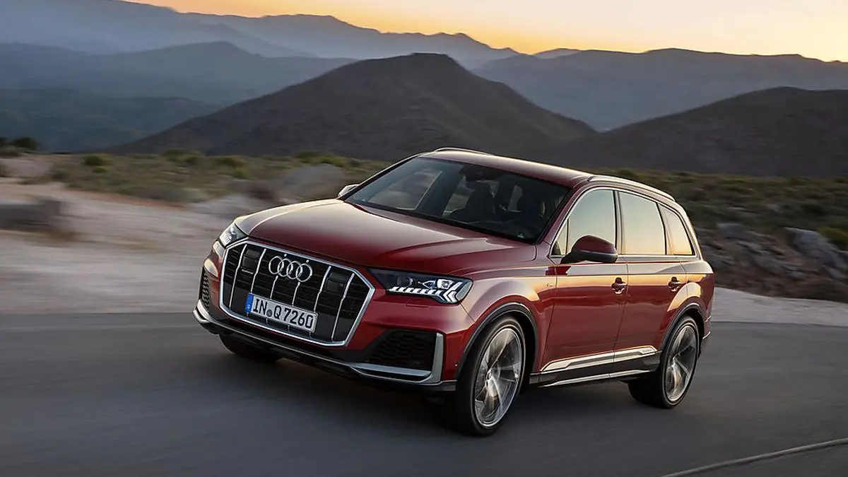 Der Q7 trägt jetzt sechs vertikale Lamellen im Kühlergrill