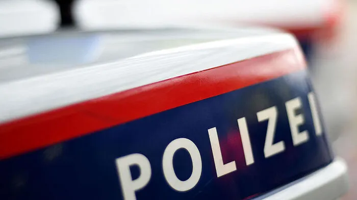 Die Polizei ersucht mögliche Zeugen, die den Täter gesehen haben, sich die melden