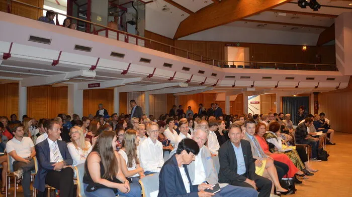 Schülerinnen und Schüler, ihre Projektbetreuer und Porträtierte kamen Donnerstag Nachmittag zur Präsentation in den Sparkassensaal des Leobener Congresszentrums.