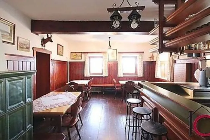 Gasthof mit Fremdenzimmer und Privatwohnung am Dorfplatz in Göriach. 300 Quadratmeter. Im Erdgeschoss befinden sich zwei große und eine kleine Gaststube. Darüber liegen eine Dreizimmerwohnung und vier Fremdenzimmer. Kontakt: Immobilien Consulting.