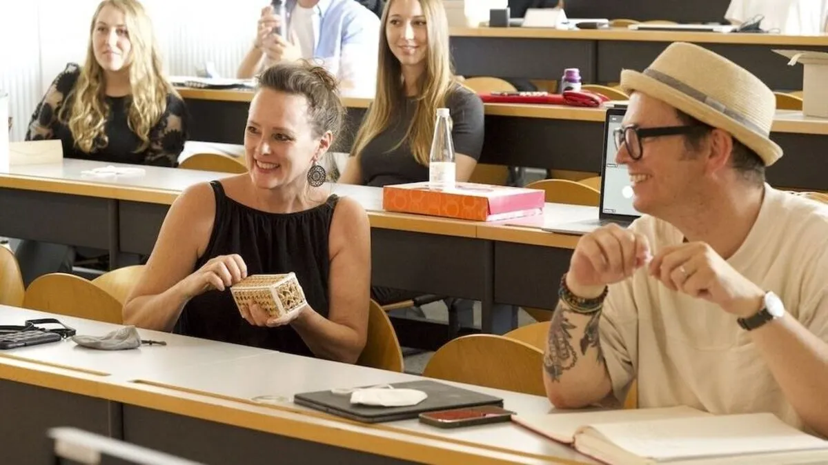 Sophie Lippitsch und Wolfgang Scheucher mit einem möglichen Etui.
