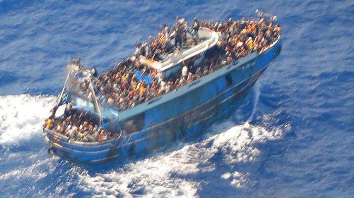 Bilder der Küstenwache zeigen, wie eng die Menschen an Bord zusammengepfercht waren