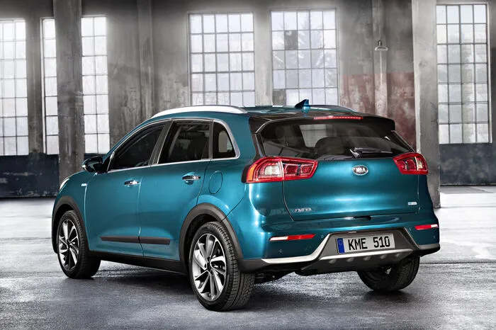 Trotz seiner kompakten Abmessungen soll der Kia Niro über einen großzügigen Innenraum verfügen. Die Batterie befindet sich deshalb unter der Rücksitzbank – neben dem 45 Liter fassenden Kraftstofftank – und beeinträchtigt das Fassungsvermögen des 421 Liter großen Gepäckabteils nicht. Es bietet von seiner Größe und Form darüber hinaus die Möglichkeit, unter dem Gepäckraumboden ein vollwertiges Reserverad zu verstauen (je nach Markt).