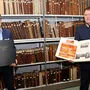 Historischer Einsatz: Oberst Harald Tomaschitz (rechts) übergab Landesarchiv-Direktor Thomas Zeloth die ersten Chroniken