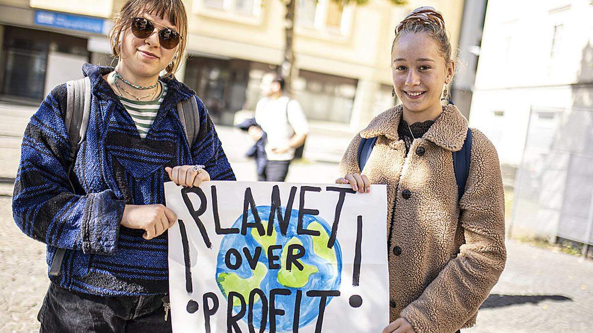 Zwei engagierte Jugendliche bei einer Klimademo im September 2021
