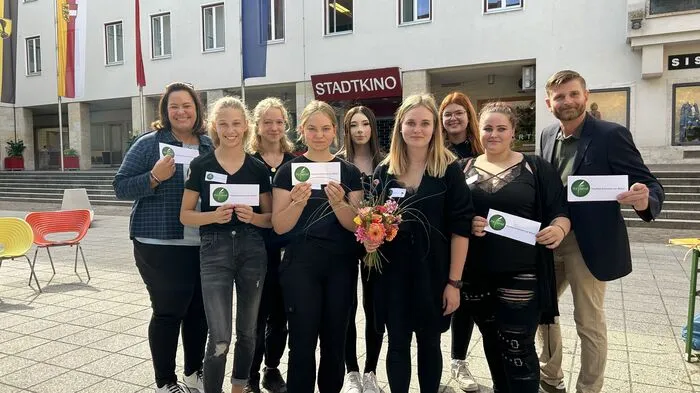 Lehrerin Susanne Pirker und Landesinnungsgeschäftsführer Harald Dörfler mit den Floristik-Lehrlingen.