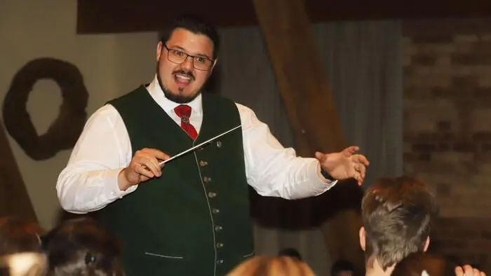 Kapellmeister Martin Schusser hat wieder ein buntes Programm zusammengestellt. Die 74 Musikerinnen spielen sowohl symphonische als auch traditionelle Blasmusik.