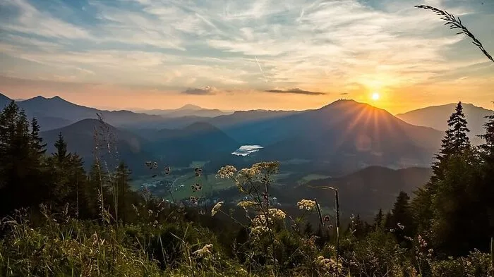 Man muss gar nicht unbedingt auf die Erzherzog-Johann-Warte gehen, um von der Bürgeralpe (1267 m) einen tollen Blick auf das niederösterreich-steirische Voralpengebiet zu haben. Der Wanderweg 694 führt direkt von Mariazell auf den Aussichtsberg. Dort findet man auch den Erlebnispark "Holzknechtland &amp; Biberwasser".