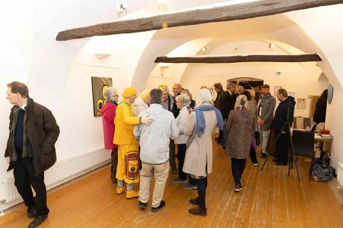 Zahlreiche Besucherinnen und Besucher nutzten die Gelegenheit, um einen ersten Blick auf die Werke des Künstlers zu werfen und in die bildgewaltige Welt seiner Illustrationen und Gemälde einzutauchen. 