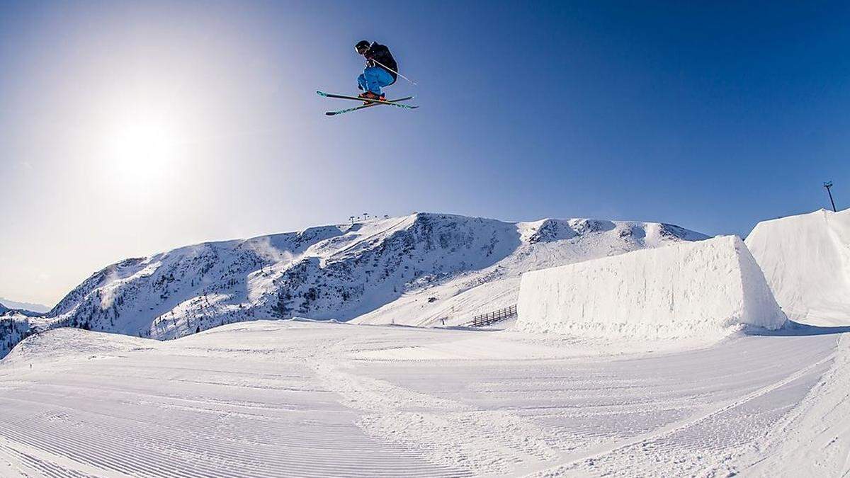 Viele Menschen freuen sich schon aufs Skifahren in den Ferien