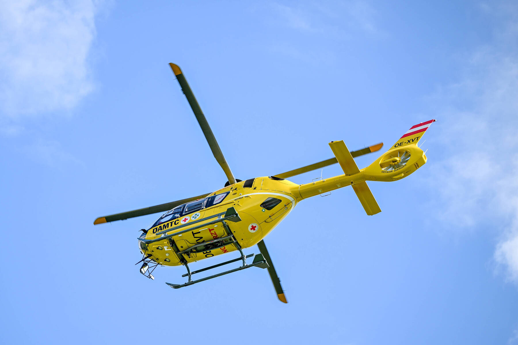 eCall alarmierte Einsatzkräfte: Auto wurde in Wald geschleudert