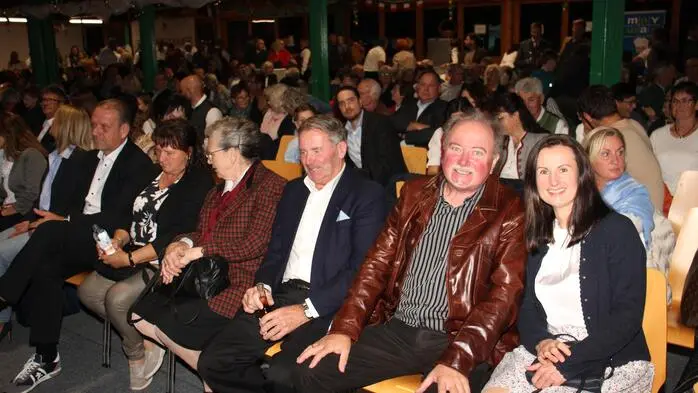 In der restlos ausverkauften ESV-Halle präsentierten die Musikerinnen und Musiker der Ortsmusikkapelle St. Johann ob Hohenburg einen Abend unter dem Motto „Bella Italia“ mit bekannten Melodien und Kulinarik aus dem Nachbarland Italien.