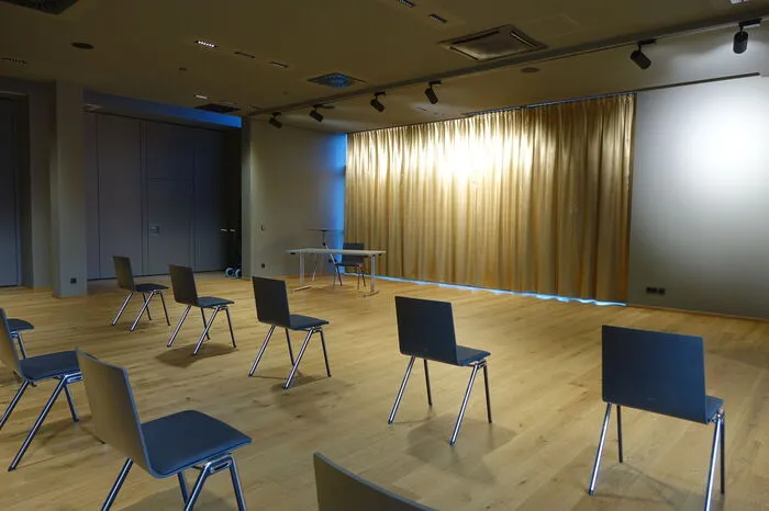 Der "kleine Saal" schließt direkt an die Peter-Rosegger-Halle an und kann über drei Türen mit dem größeren Saal verbunden werden. Abgeschlossen davon dient er als Vortragssaal, für Seminare oder kleinere Veranstaltungen.