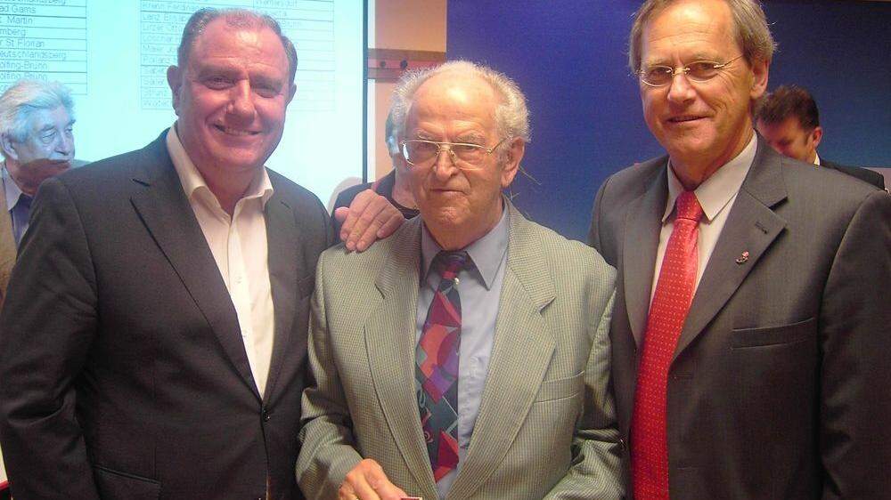 Altbürgermeister Josef Maier bei der Ehrung für 60-jährige Mitgliedschaft bei der SPÖ mit Siegfried Schrittwieser und Walter Kröpfl 