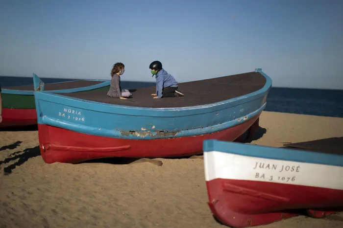 Spanien: Weil die Infektionszahlen seit Wochen stetig zurückgehen, wird die strikte Ausgangssperre gelockert. Ab 2. Mai dürfen die Spanier erstmals nach sieben Wochen wieder spazieren gehen oder im Freien Sport treiben. Mit einem Vier-Phasen-Plan soll Ende Juni eine "neue Normalität" erreicht werden.