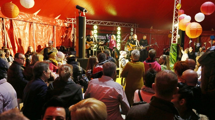Mit Kulinarik, Partyzone, Kinderprogramm, Tanz und Stimmung...