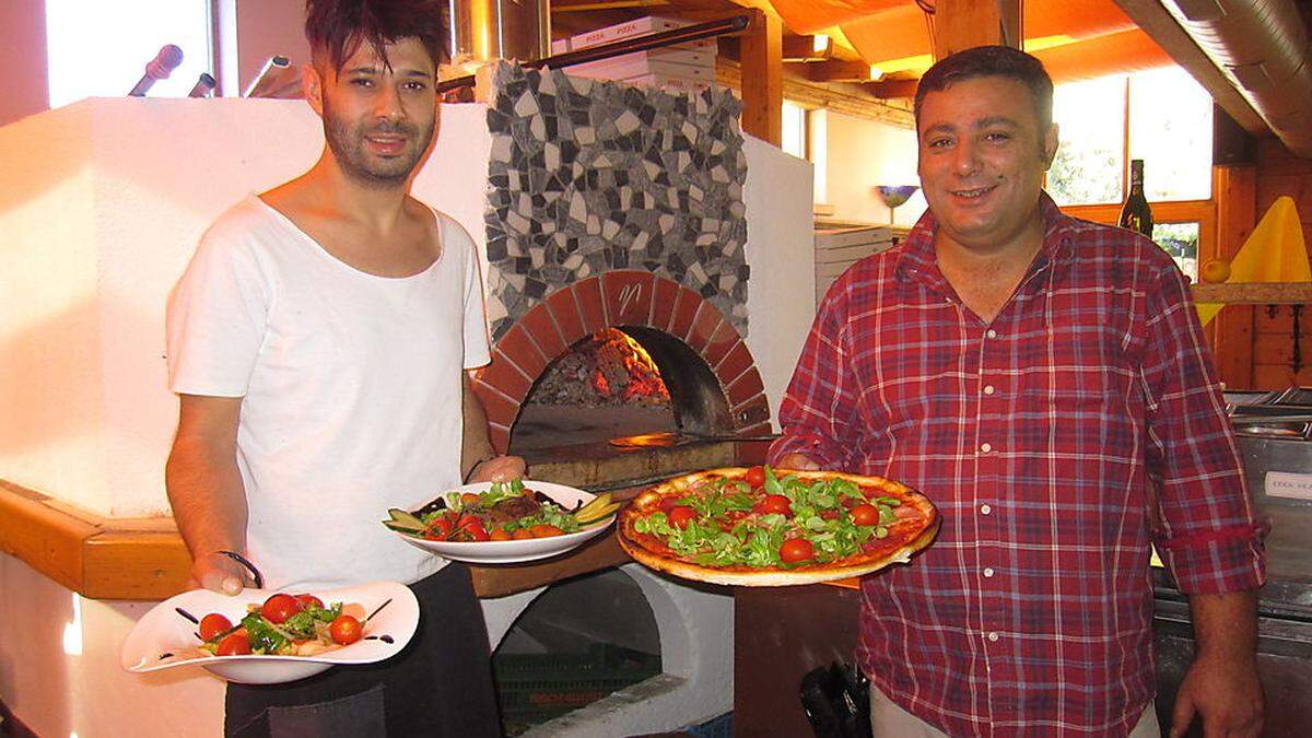 Der neue Pächter Buga Gurbet (links) und sein Angestellter Canavar Hasan, der das Restaurant führt