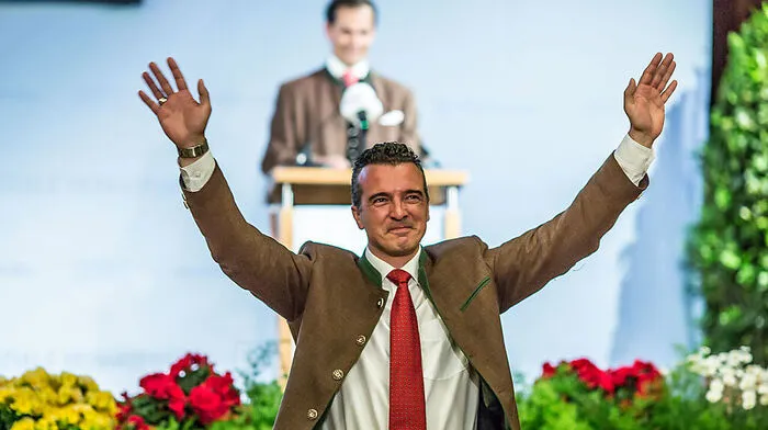 „Mit 80 bis 90 Prozent“ hatte Gernot Darmann selbst gerechnet, der Christian Ragger als Kärntner FPÖ-Chef ablöst