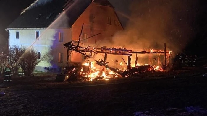Bei einem Großbrand in Mautern wurden in der Nacht auf Sonntag, den 27. März, ein Wirtschaftgebäude total und das naheliegende Wohnhaus zu 80 Prozent zerstört.