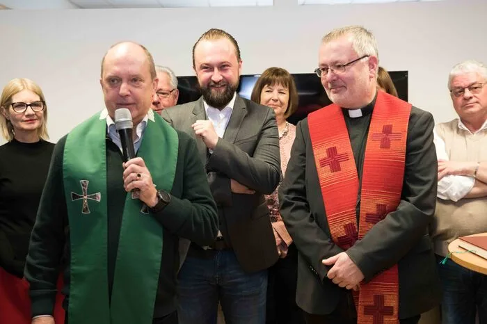 Die Pfarrer Tadeusz Prokop (links, evangelisch) und Martin Trummler (katholisch) segneten die Büroräumlichkeiten