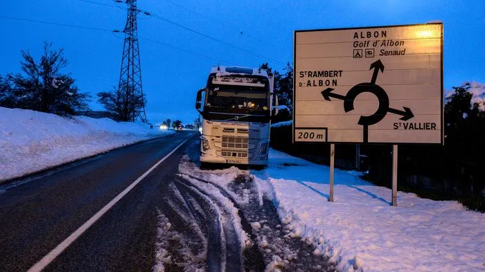 Starker Schneefall hat im Südosten Frankreichs zu Stromausfällen und Verkehrsbehinderungen geführt.