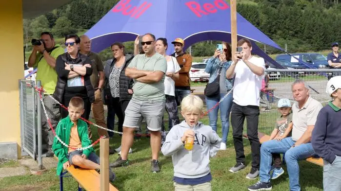 Gleich vorweg: Einiges los ist dieses Wochenende im Raum Friesach. Grund ist das Familienflugfest des Hirter Flugsportclubs am Flugplatz Friesach/Hirt. Zahlreiche Besucher hatten sich aus diesem Grund bereits am Samstag im Hangar eingefunden. Einer der absoluten Höhepunkte: Der Kunstflug mit der Steen Skybolt sowie die Rundflüge mit der JOB 15.